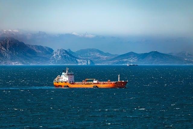 supertanker⁣ in Strait of Hormuz